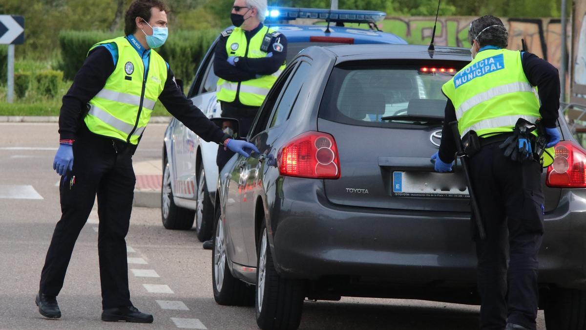 Un control policial en Zamora durante el confinamiento del COVID