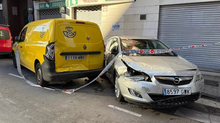VÍDEO: Así quedaron seis coches aparcados en Langreo al embestirlos un conductor que huía de la policía
