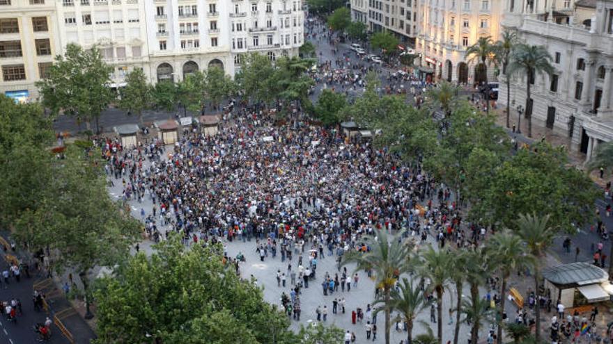 Cientos de personas ocuparon la plaza desde las ocho de la tarde.