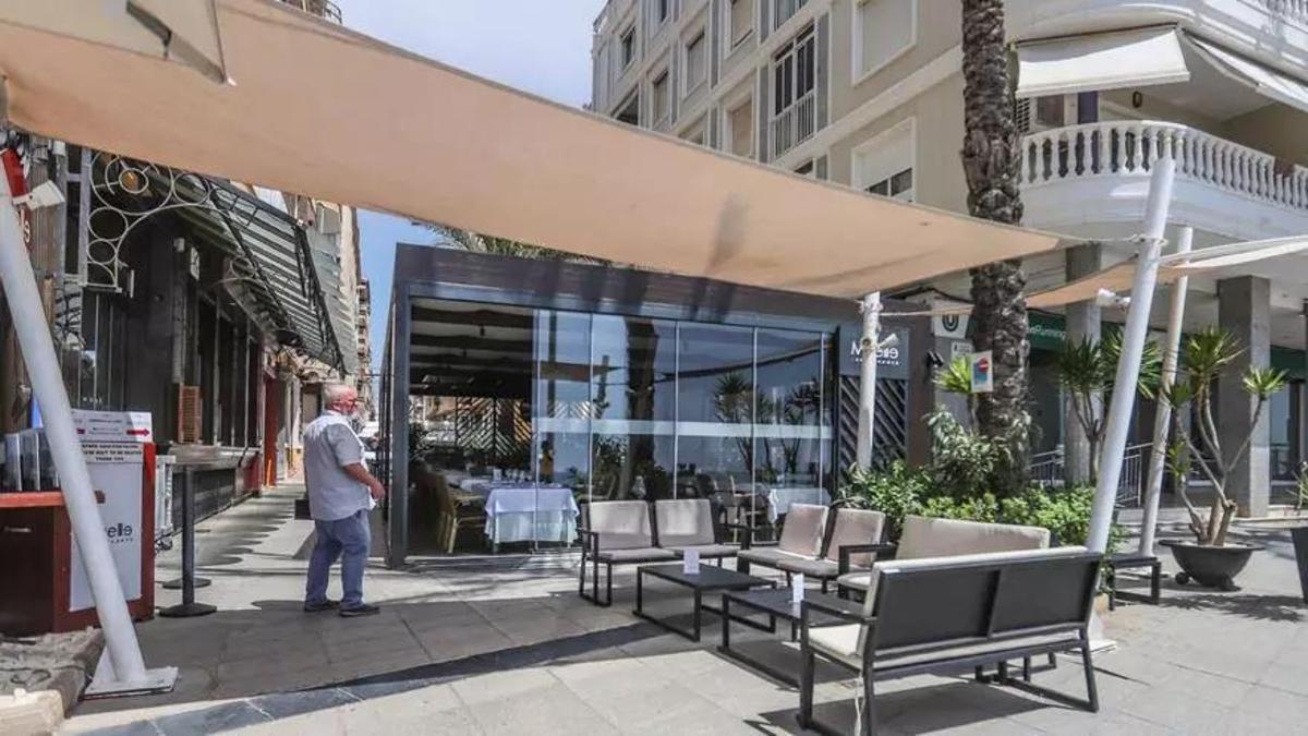 Ejemplo de una de las terrazas autorizadas por los técnicos con instalaciones fijas, que ocupa no solo espacio del paseo, también una de sus bocacalles de entrada y salida