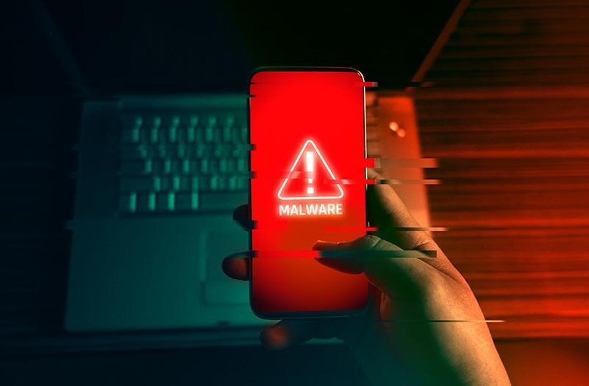 Un teléfono móvil detecta la instalación de un programa malicioso.