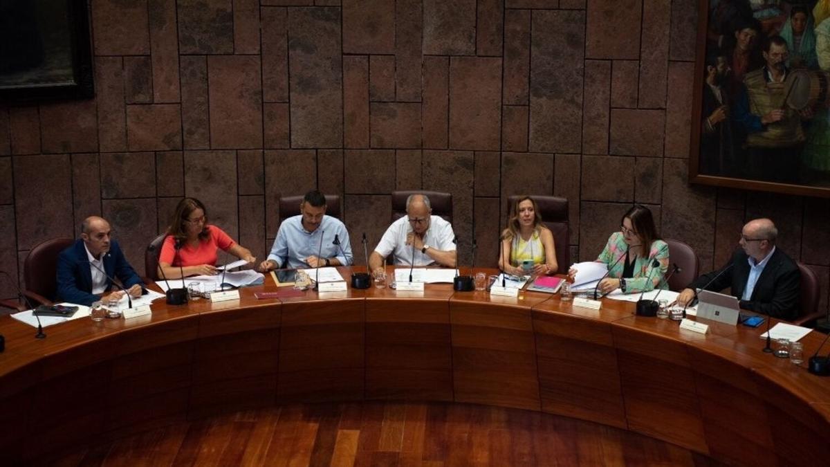 Reunión de la asamblea de la FECAI, presidida por el presidente del Cabildo de La Gomera, Casimiro Curbelo.