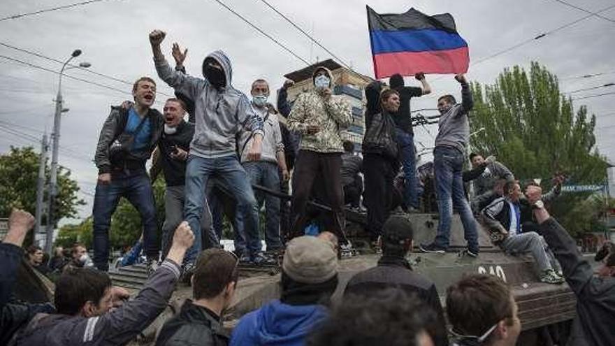 Rebeldes prorrusos sobre un tanque ucraniano en Mariupol. // Efe