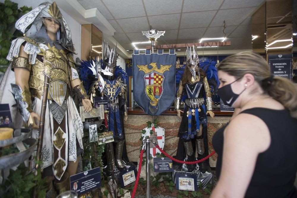 Un establecimiento en el barrio de Carolinas recoge indumentaria y artículos de numerosos festejos de la provincia