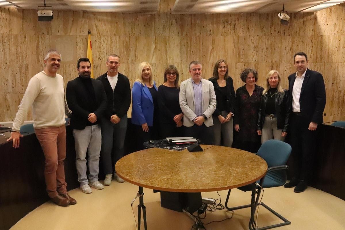 L'equip de govern amb l'alcalde al mig i Cristina Alarcón la seva dreta.