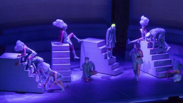 Un moment del muntatge de ‘L’òpera de tres rals’ ahir durant la inauguració del Grec.   | JORDI OTIX