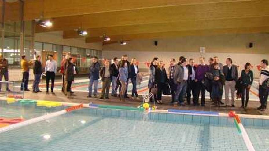 La corporación visitando la piscina en una foto de archivo.