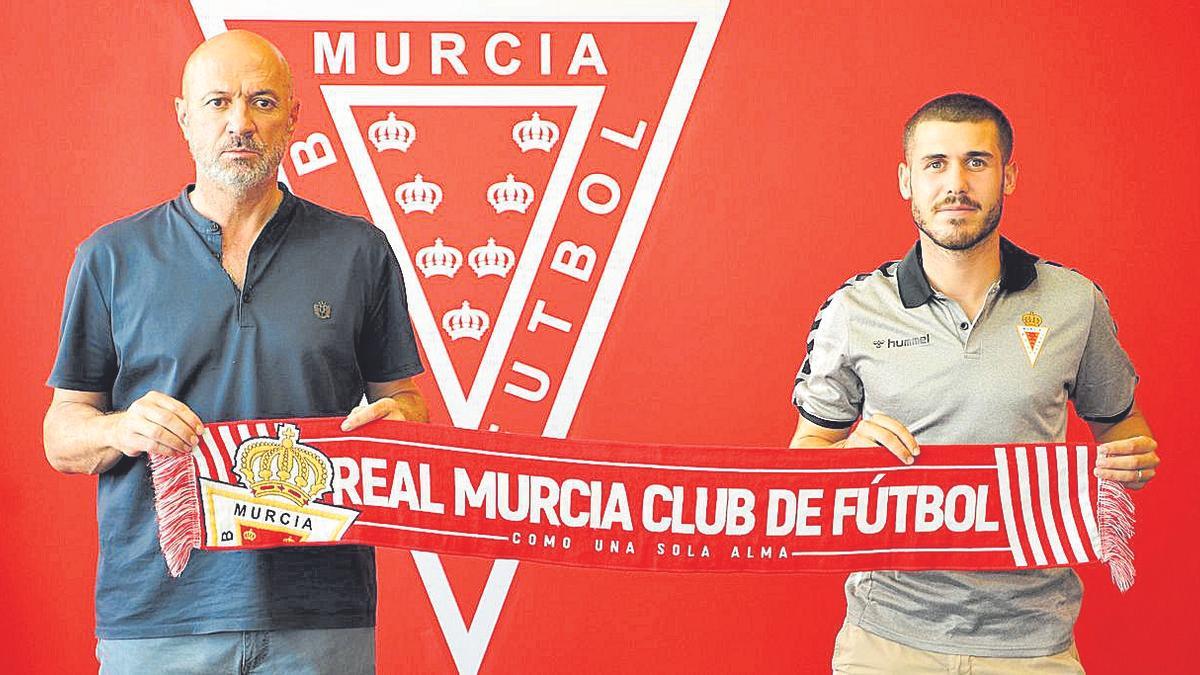 Julio Gracia posa con la bufanda del Real Murcia junto a Molina.