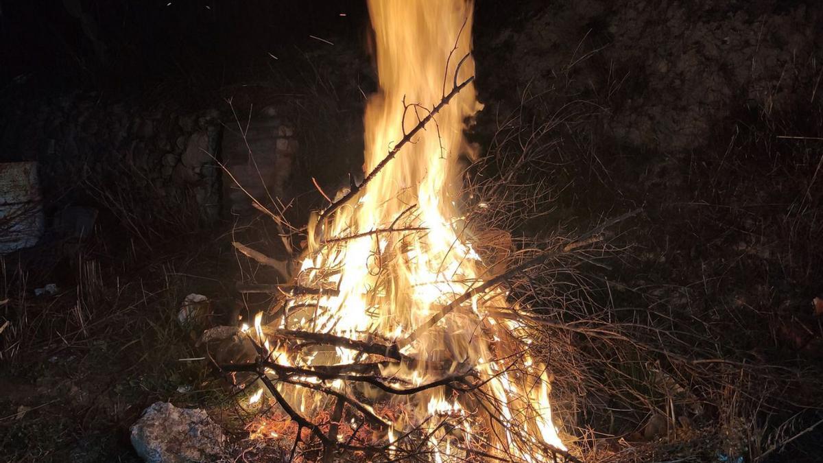 Fogata realizada por algunos vecinos del Sur del Torcal . | L.O.