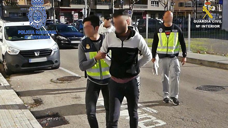 Los dos acusados, tras su detención en Manacor.