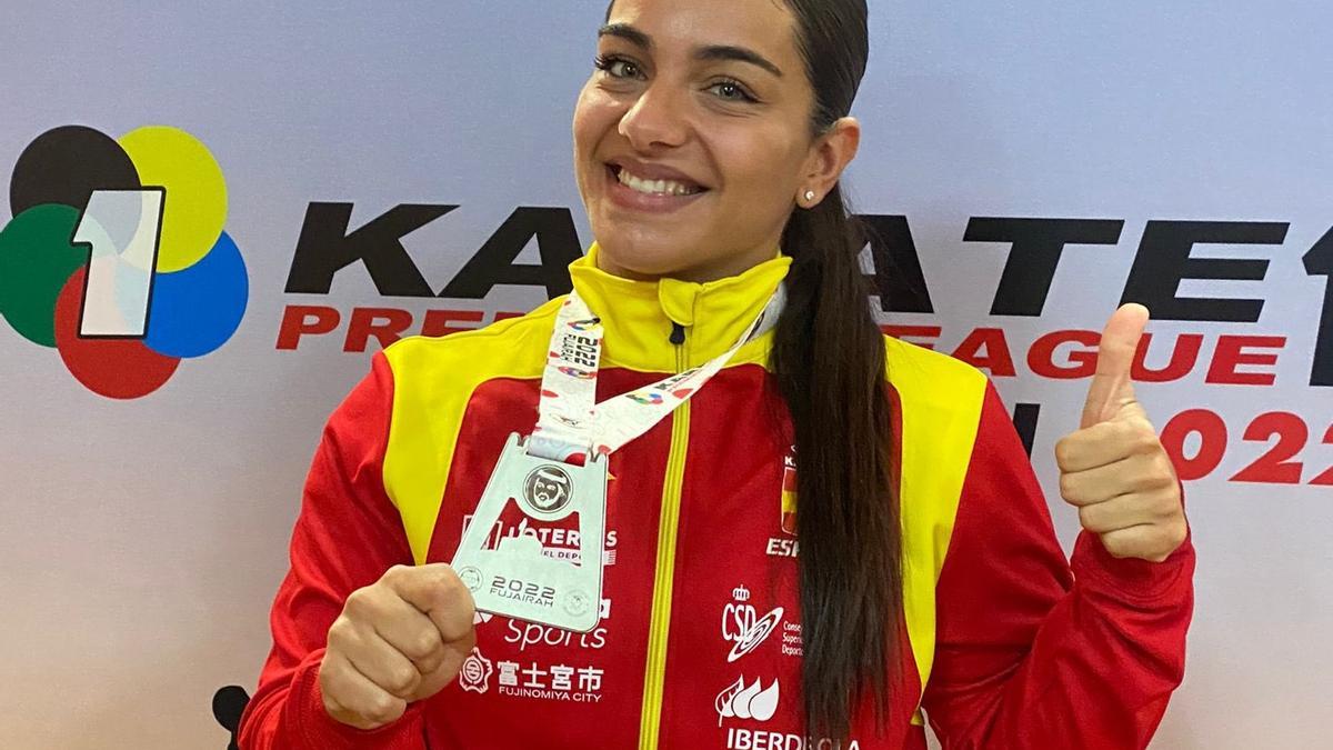 María Torres, con su medalla de plata de la Premier League de Emiratos Árabes.