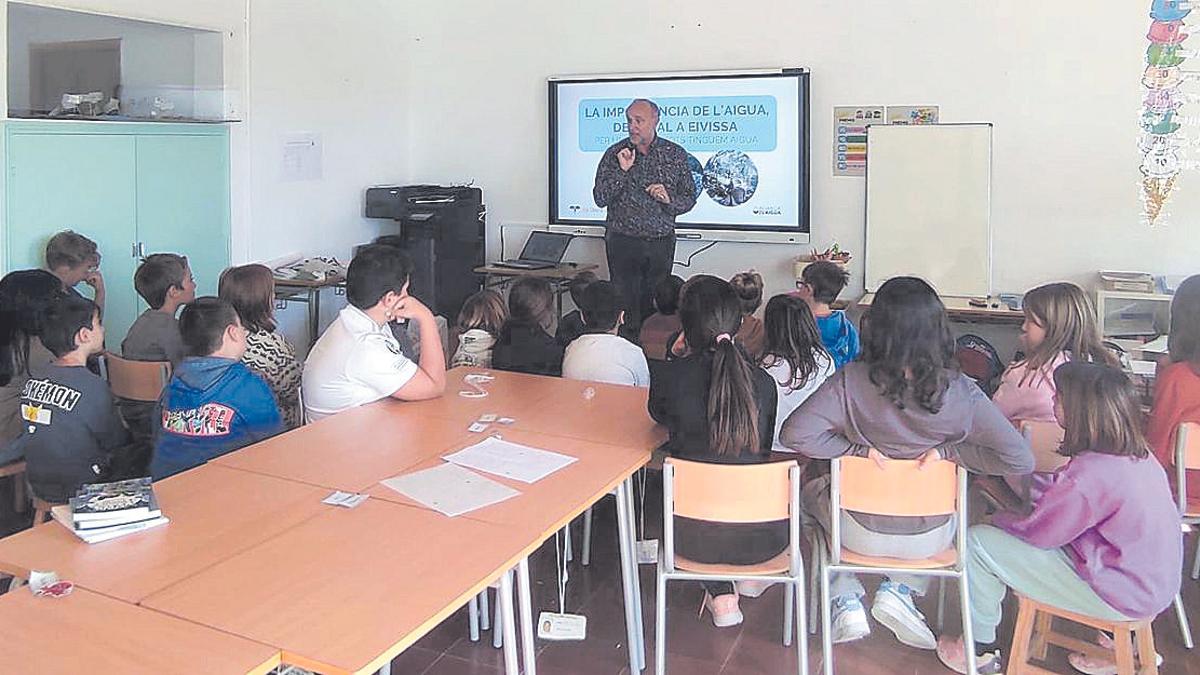 Ferrer impartió ayer el taller en el colegio Santa Agnès de Corona.