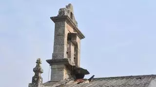 Un rayo rompe el campanario de la iglesia de Orto y causa importantes destrozos