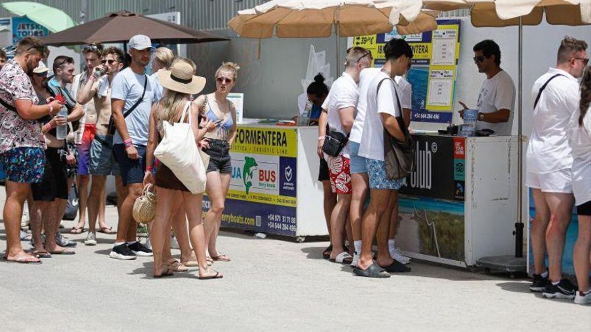 Venta de tiques para party boats en el paseo de Platja d'en Bossa.