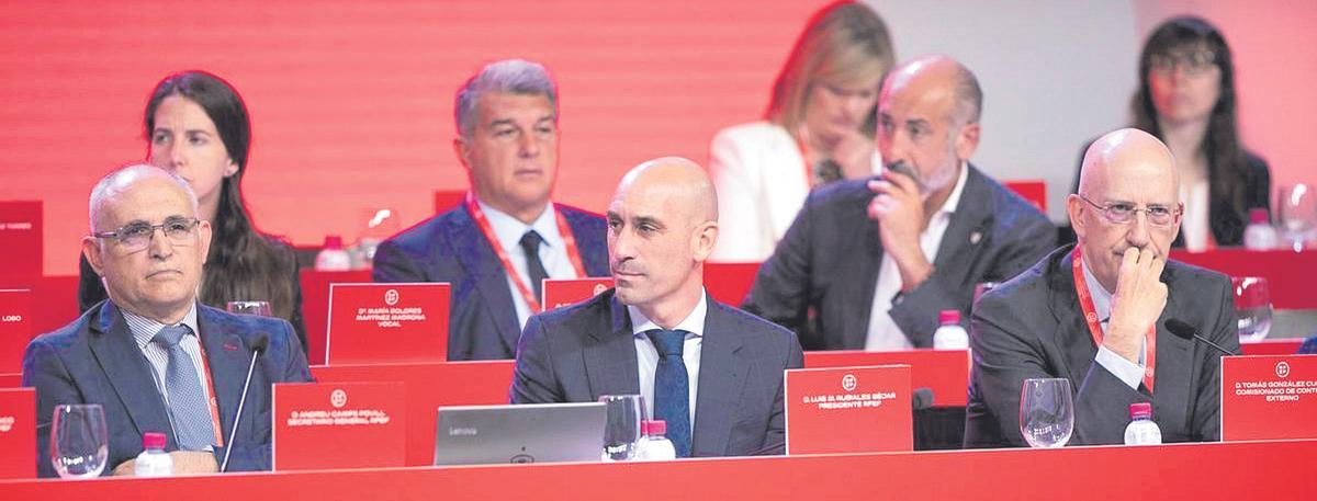 EL PRESIDENTE DE LA REAL FEDERACION ESPAÑOLA DE FUTBOL (RFEF), LUIS RUBIALES (C), FLANQUEADO POR ANDREU CAMPOS Y TOMAS GONZALEZ CUETO, EN UNA ASAMBLEA EN LA SEDE DE LA FEDERACION, EN LAS ROZAS (MADRID)
