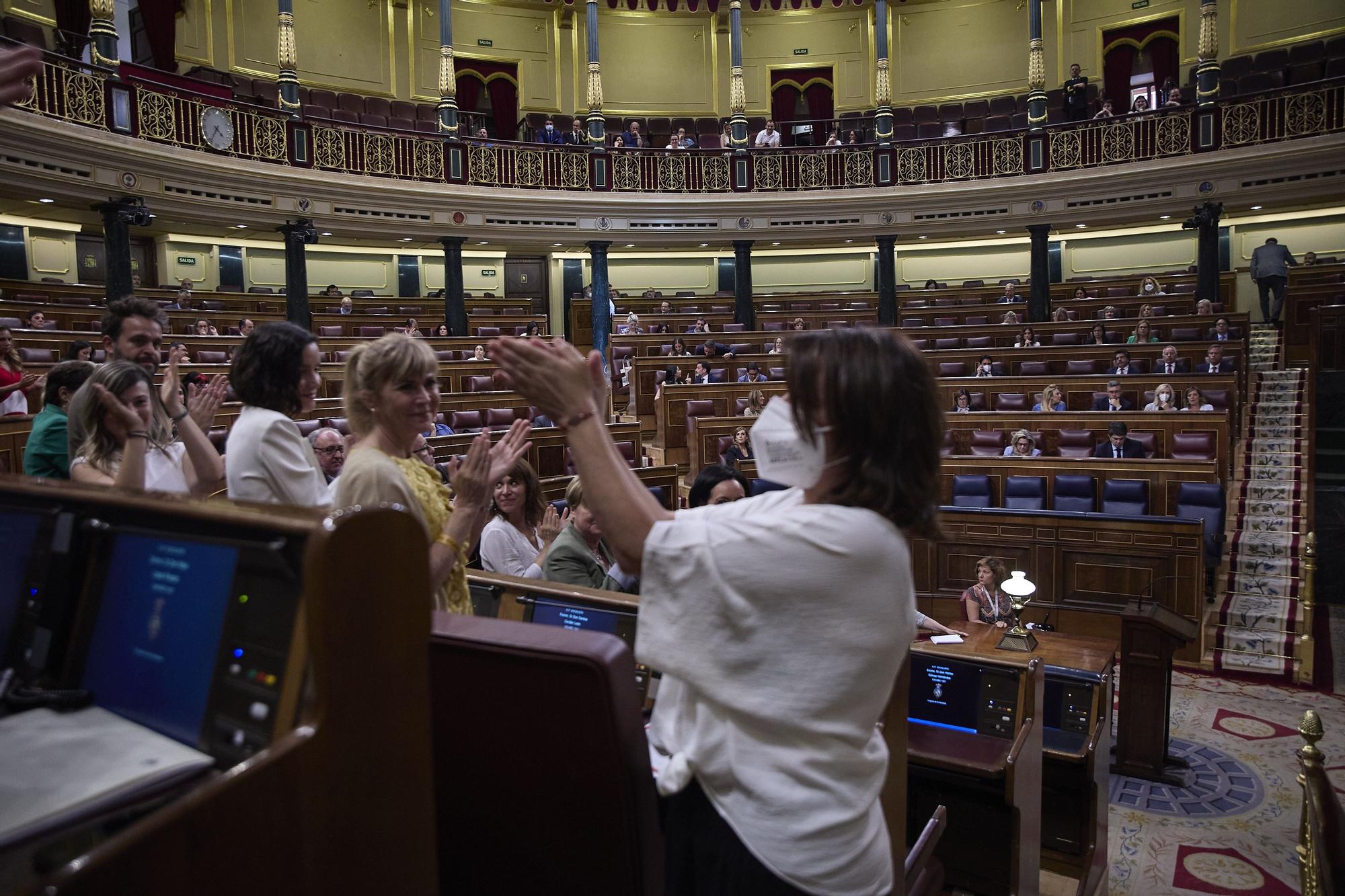 La vicesecretaria general del PSOE, Adriana Lastra, defiende en el Pleno del Congreso la proposición de ley socialista para castigar el proxenetismo y multar a los puteros.