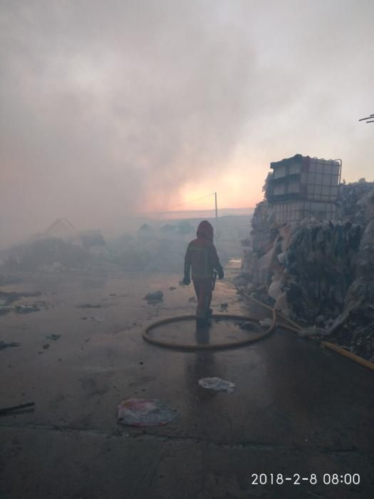 Imágenes del incendio registrado en una firma de reciclaje de plásticos en Benaguasil.