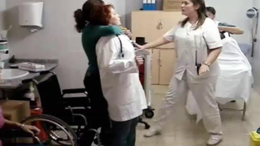 Golpea a un médico por obligar a un familiar de un paciente a ponerse la mascarilla