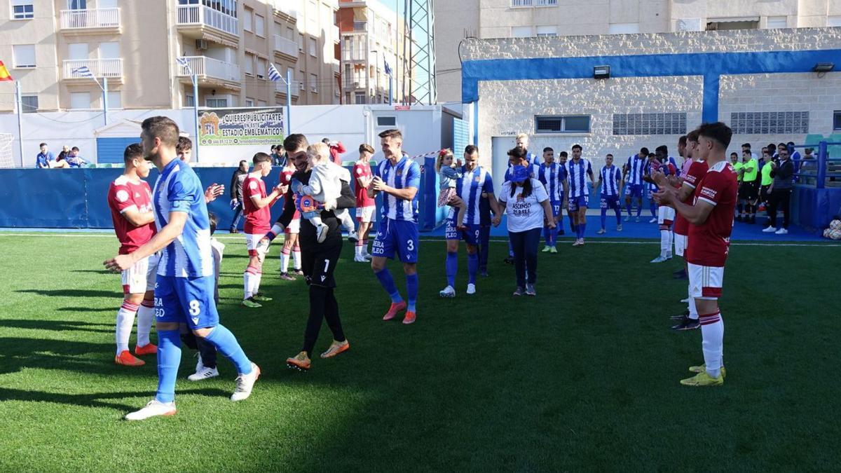 El Real Murcia Imperial realiza el pasillo de campeón al Águilas. | J.Z. El Real Murcia Imperial realiza el pasillo de campeón al Águilas. | J.Z.