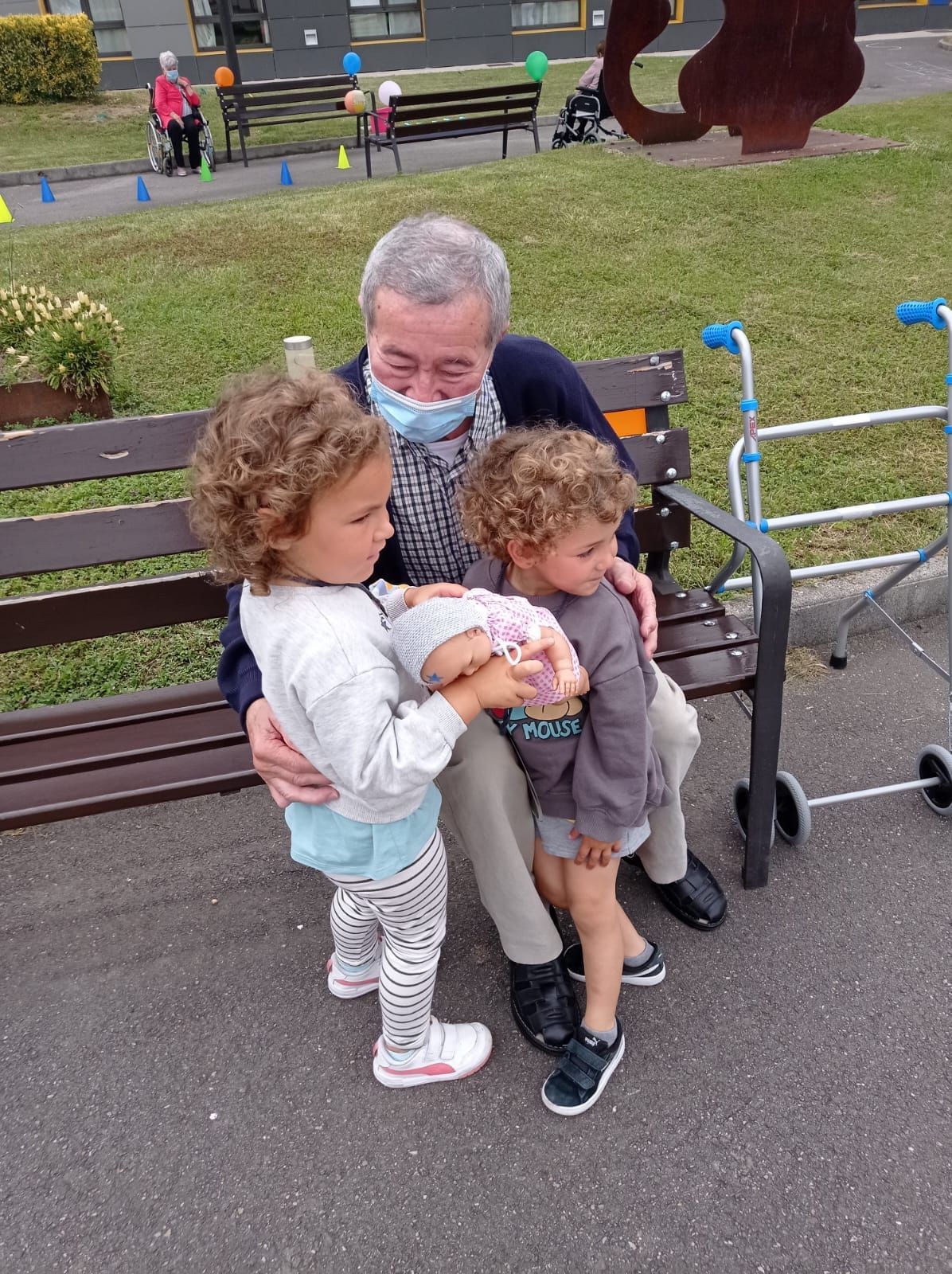 Los escolares de Faes, de visita a los "Güelifriends": así ha sido la singular jornada de convivencia con los abuelos de una residencia