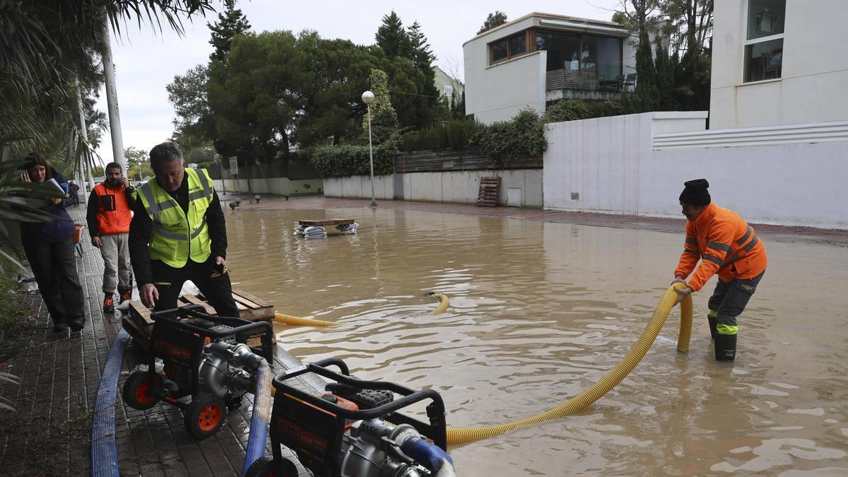 Actuaciones para paliar una reciente inundación en Almardà.