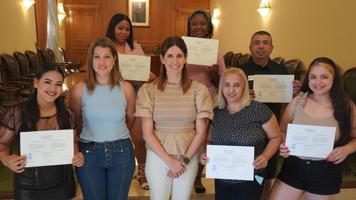 La regidora Paula Soler, con los participantes de la Escuela de Acogida.