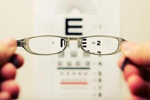 ¿Se acabaron las gafas para ver de cerca? Una gota diaria podría solucionar la presbicia