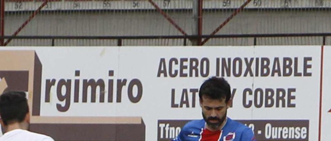 El centrocampista de la UD Ourense Diego Soto da un pase en O Couto. // Jesús Regal