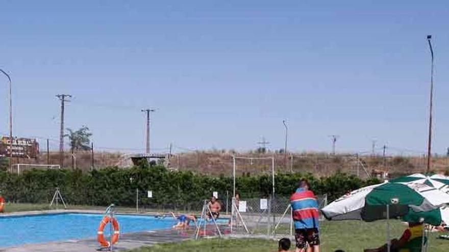 Usuarios en la piscina del barrio de Pinilla.