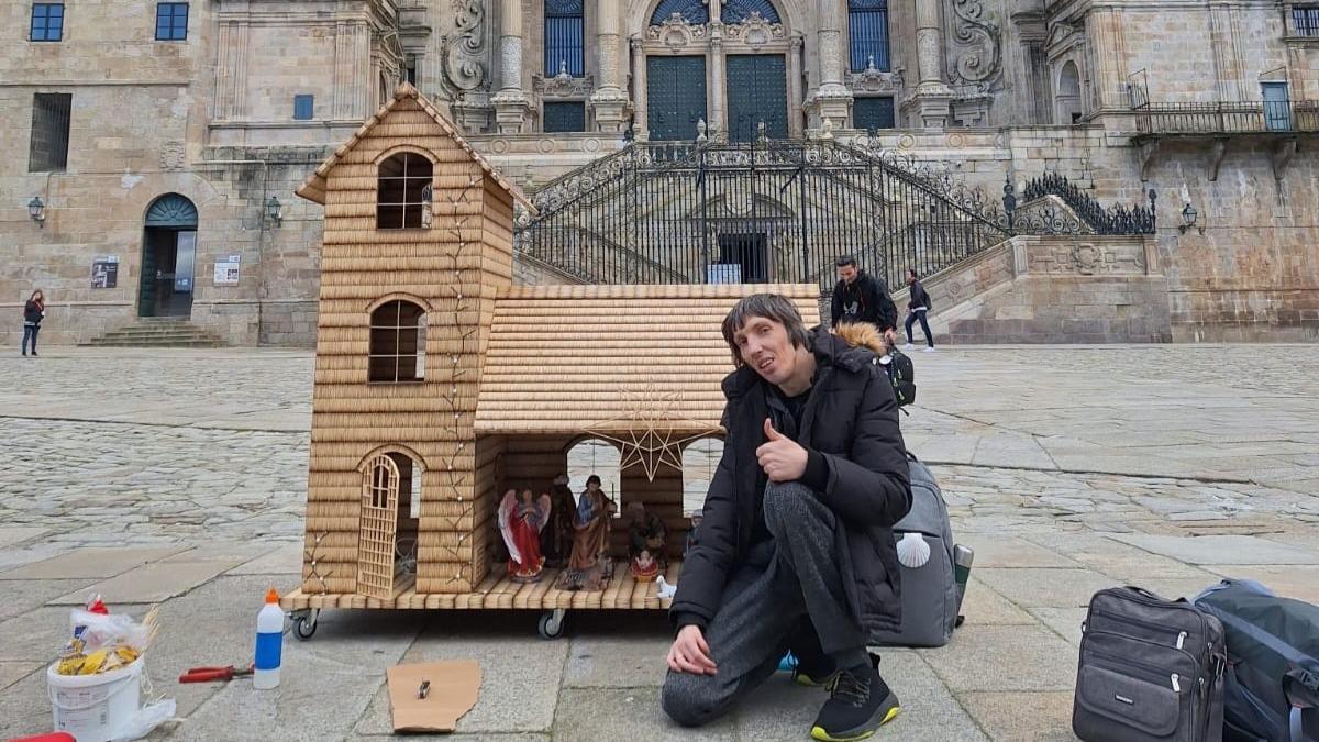 Przemysław Kozłowski en la Plaza del Obradoiro con su portal de Belén