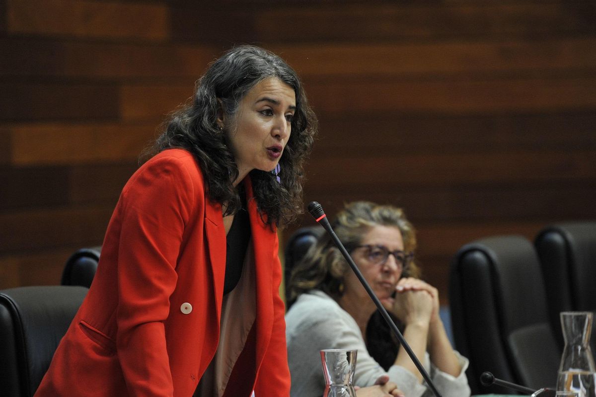 La diputada de Unidas por Extremadura Irene de Miguel, durante la sesión de control al Gobierno.