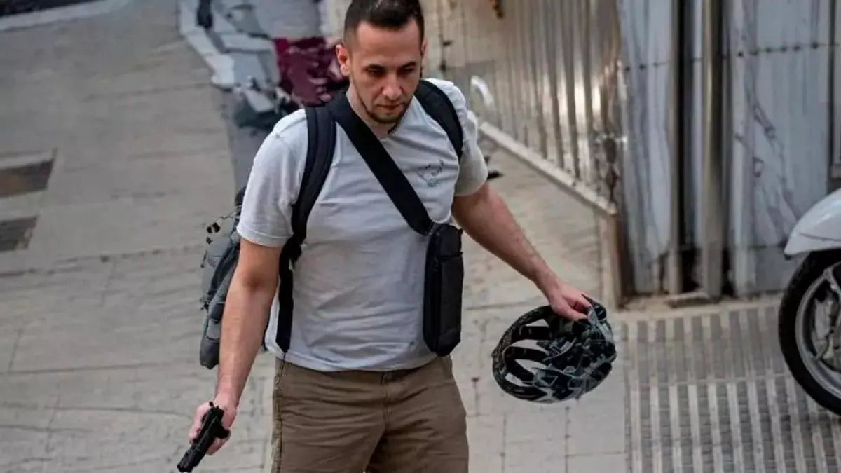 Esta es la imagen del pistolero que ha ejecutado a un hombre frente a la comisaría de la calle de Balmes de Barcelona