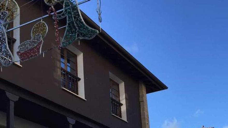 Calle señalizada por riesgo de desprendimientos de tejas en la Casa de los Hevia, en Villaviciosa.