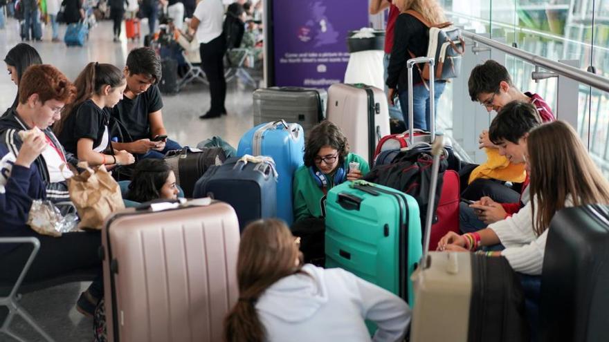 Un grupo de pasajeros afectados por el problema de British esperando en Heathrow.