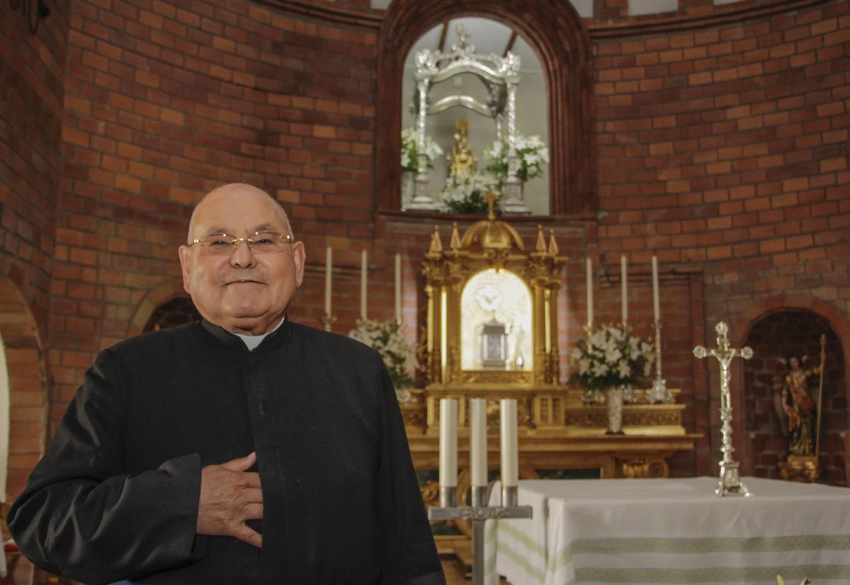 El padre Arturo, en la capilla de la Casa de la Misericordia de Alcuéscar.