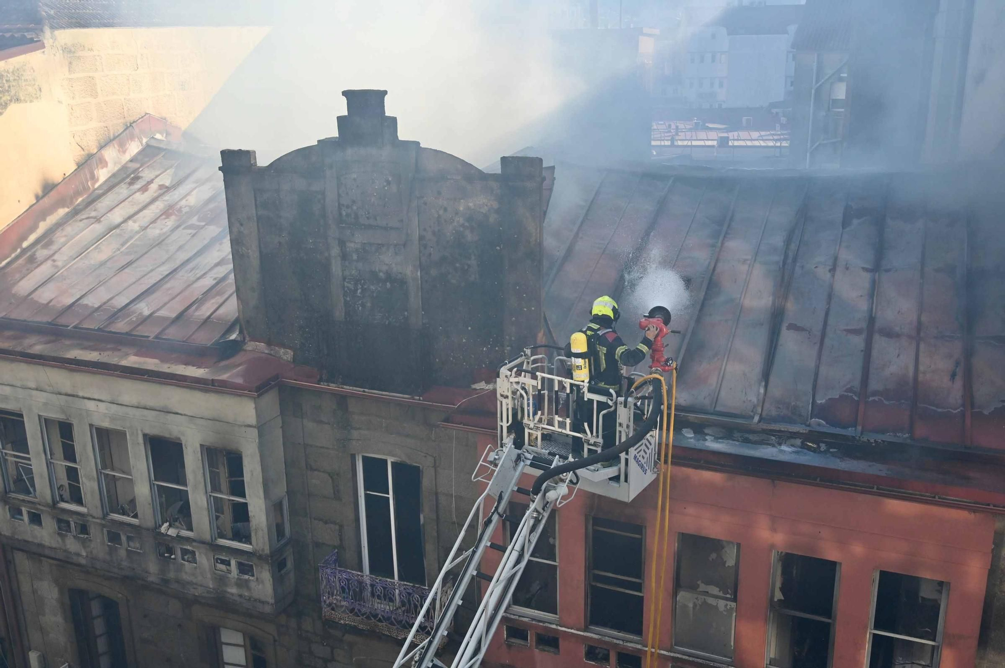 Dieciocho desalojados por el incendio de un edificio en el centro de Pontevedra