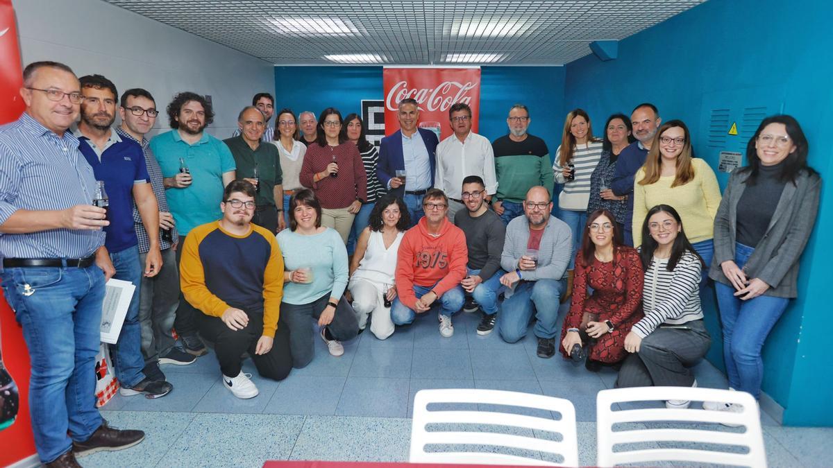 Los trabajadores de INFORMACIÓN posan con Ramón Alonso durante el almuerzo ofrecido por Coca-Cola en la redacción