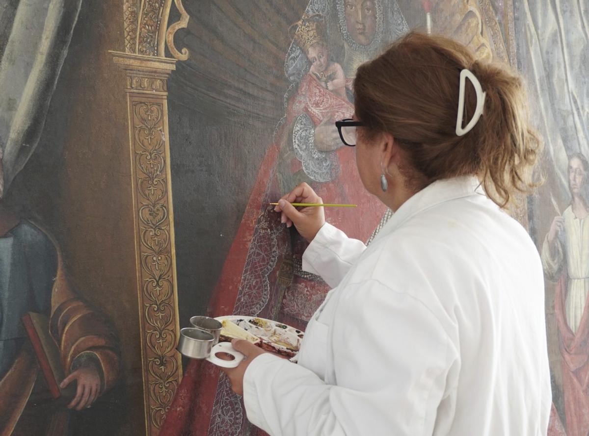 La restauradora Candelaria García durante los trabajos de recuperación del cuadro datado en torno a 1680 y rescatado de Las Palmas de Anaga.