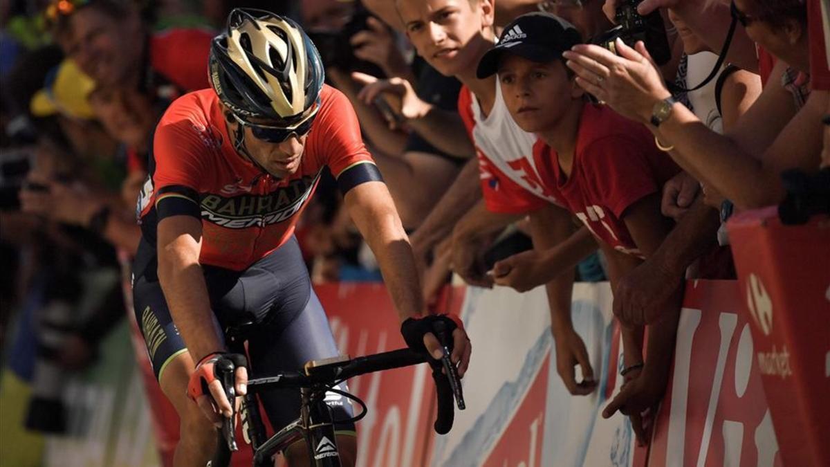 Una moto de la policía apeó a Nibali del Tour