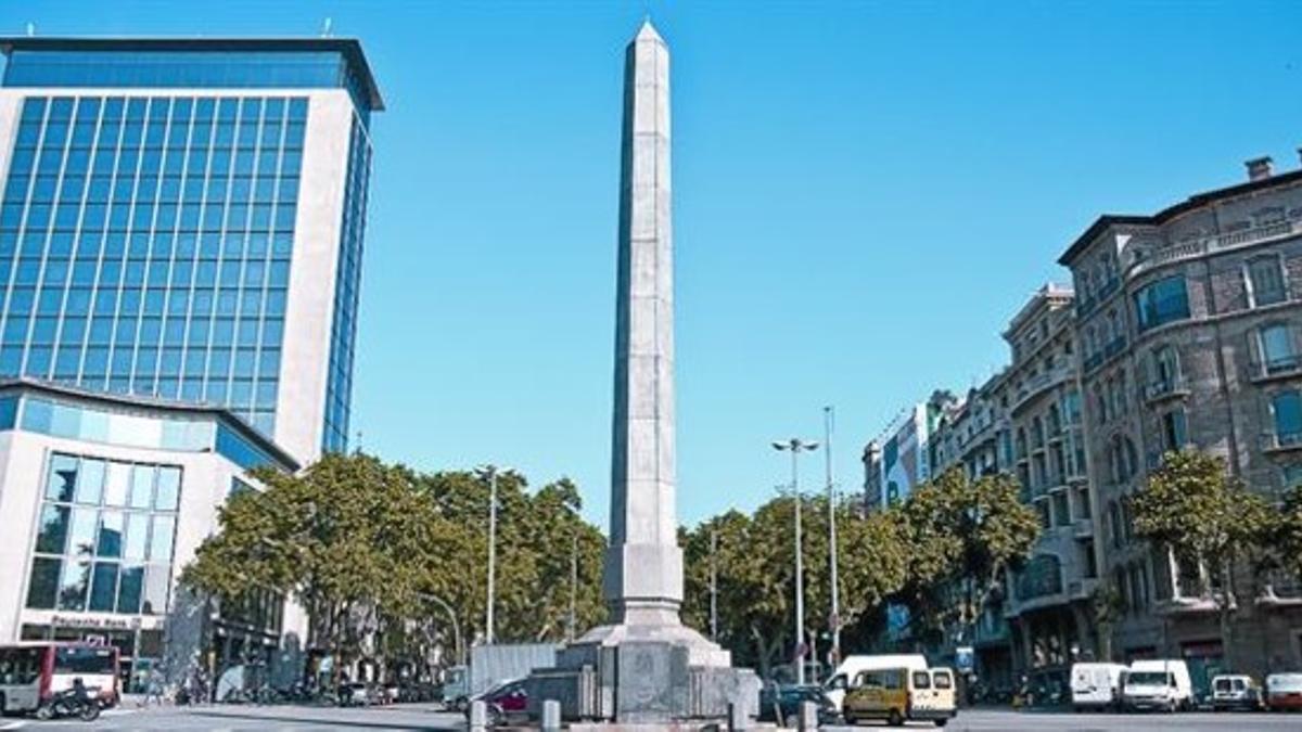 Símbolo huérfano 8 Coches, motos y autobuses rodean el mustio obelisco de paseo de Gràcia con Diagonal, ayer la mañana.