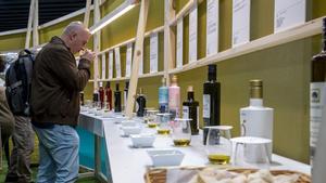 Degustación de aceites en ’The Olive Oil bar’ en Alimentaria 2024.