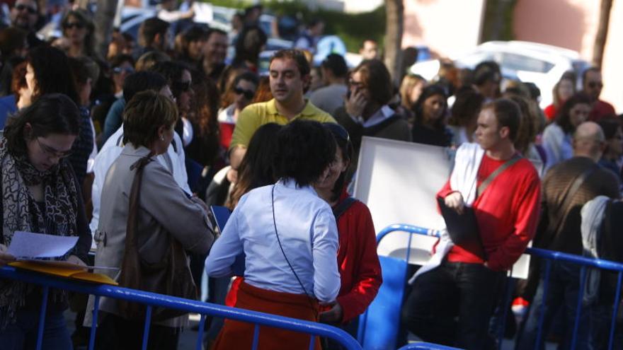 Imagen de archivo de opositores a la espera de realizar el examen.