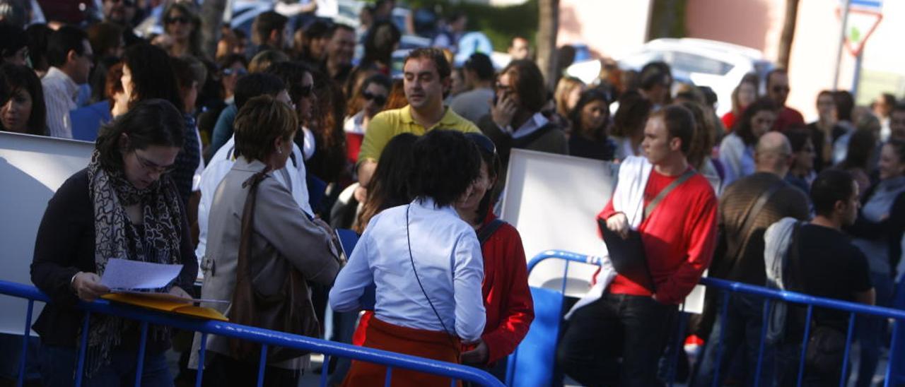 Imagen de archivo de opositores a la espera de realizar el examen.