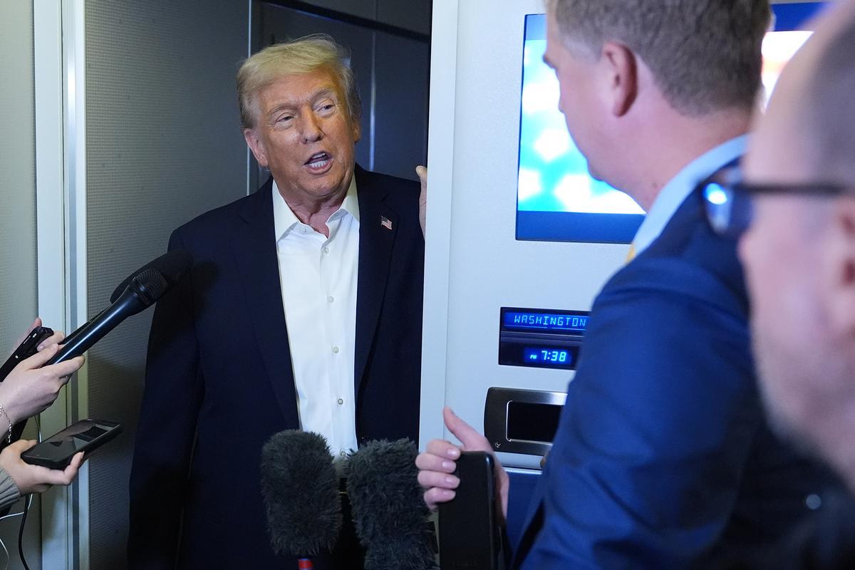 Trump atiende a los periodistas en una parada técnica del Air Force One en Inglaterra