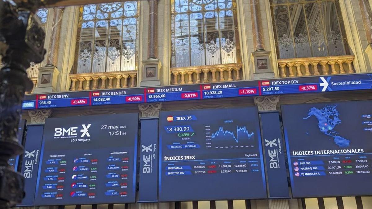 Una imagen de una sesión de la Bolsa, con los índices reflejados en los paneles informativos.