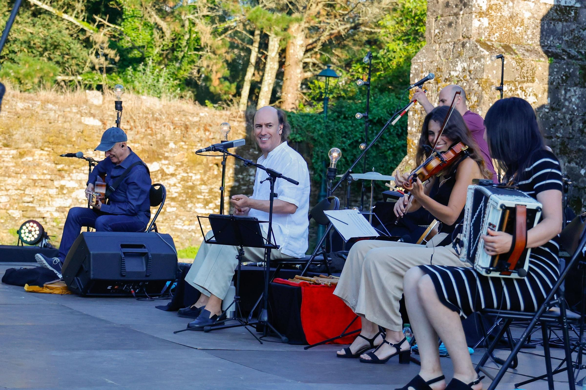Carlos Núñez pechou o festival Folk na Beira do Sar cun concerto máxico na Colexiata