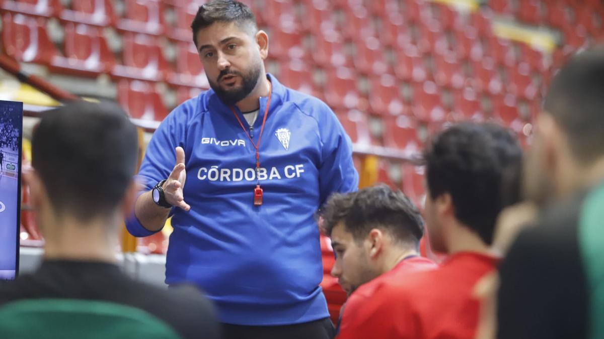 Josan González, en la sesión de entrenamiento del Córdoba Futsal en Vista Alegre.