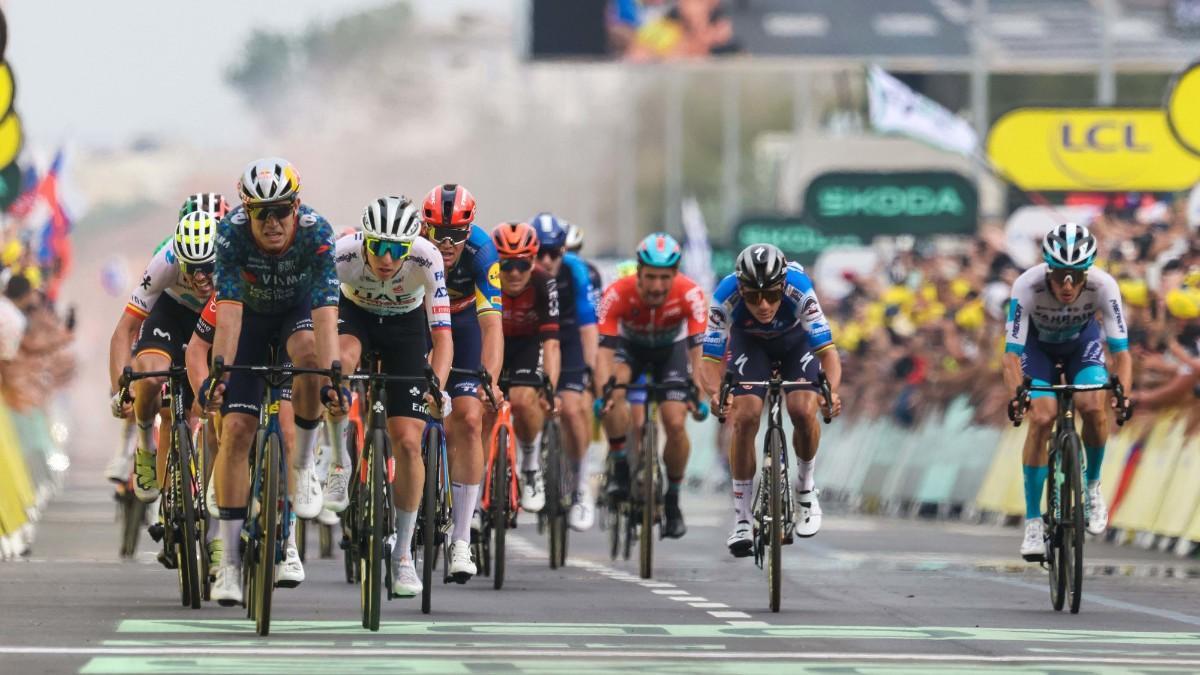 Pello Bilbao, en el pelotón en la llegada de la primera etapa