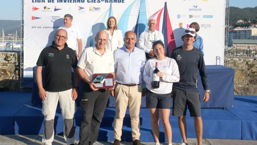 La tripulación del “John’n Jack”, con su trofeo en Baiona. |  // FDV