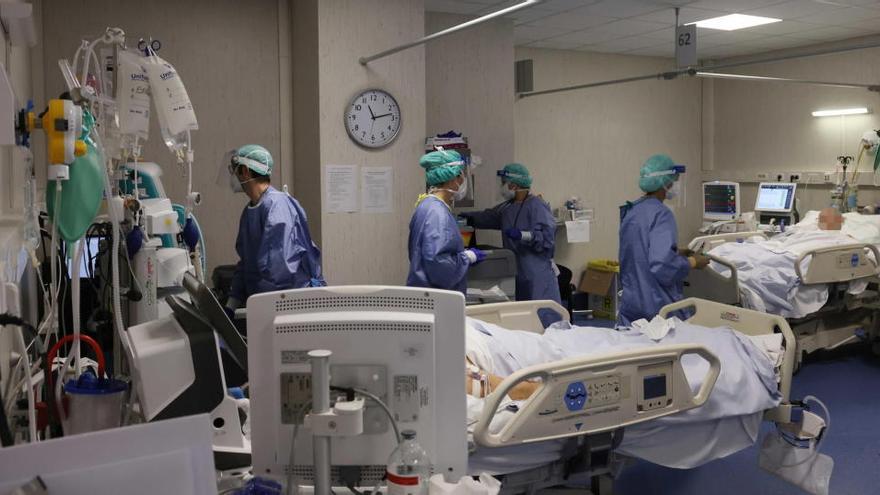 Trabajadores sanitarios en un hospital italiano.